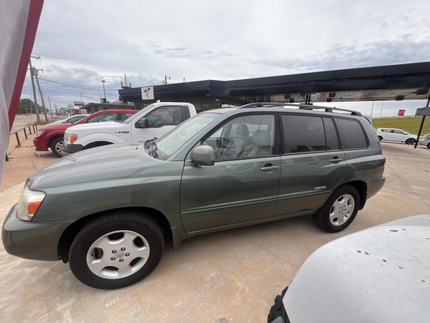 2007 GREEN Toyota Highlander V6 2WD with 3rd-Row Seat (JTEDP21A370) with an 3.3L V6 DOHC 24V engine, 5-Speed Automatic Overdrive transmission, located at 8101 E. Skelly Dr., Tulsa, OK, 74129, (918) 592-3593, 36.121891, -95.888802 - Photo#1